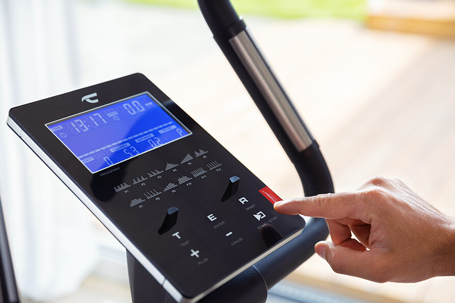 Ergometer ET 6: Funktionaler Computer mit Ablage für Smartphone und Tablet.